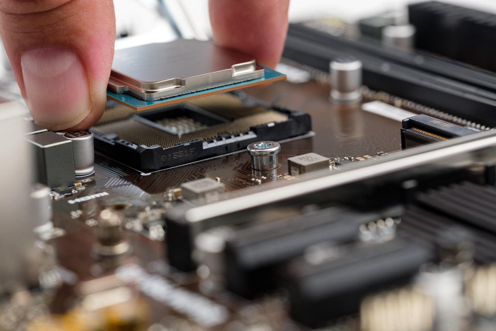 Un professionnel du dépannage informatique sur Grasse au service des PROS et des particuliers