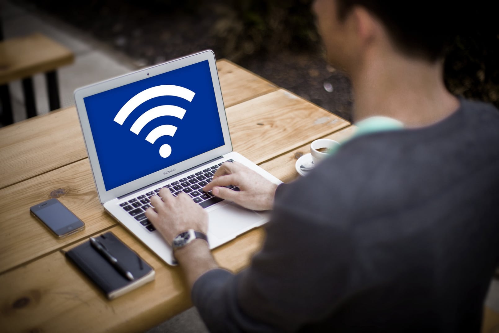 le wifi gratuit c'est dangereux. depannage informatique Grasse vous explique pourquoi