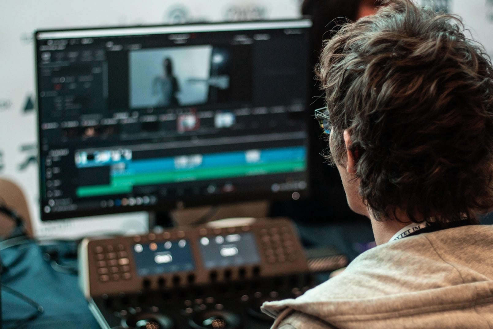 Maîtriser la retouche photo et le montage vidéo grâce aux formations de dépannage informatique Grasse